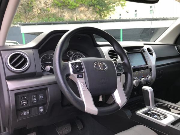 左ハンドル車の運転席