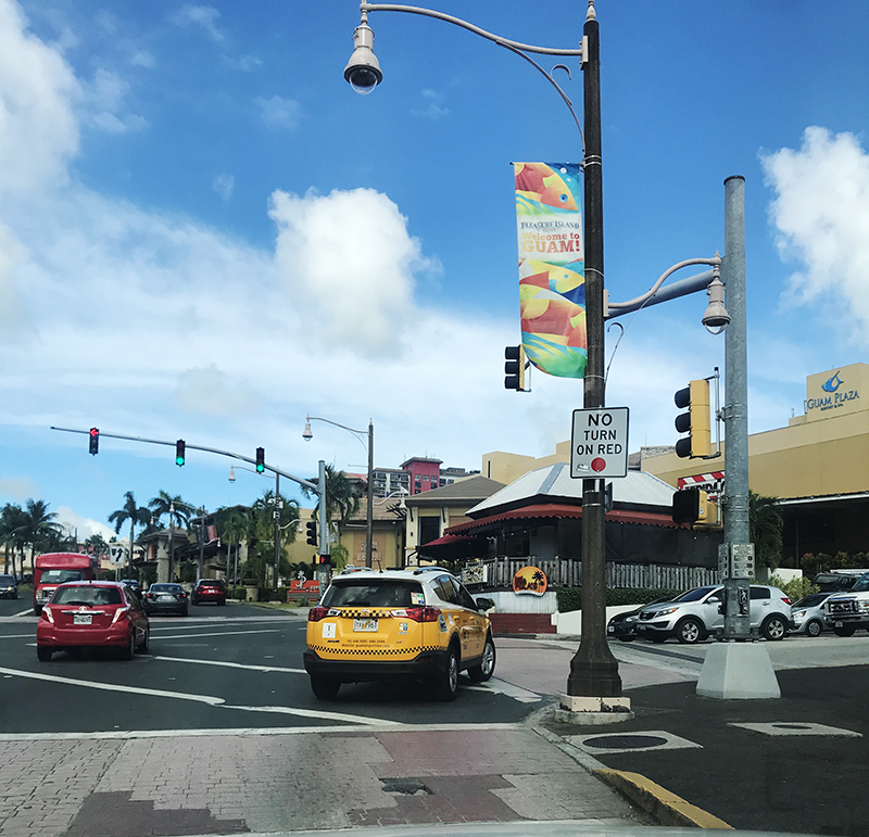 NO TURN ON RED の標識がある交差点