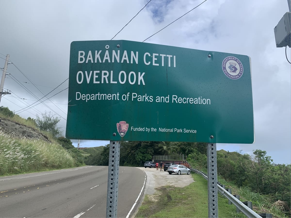 国道2号沿いに立つBAKÅNAN CETTI OVERLOOKの緑の看板と駐車スペース