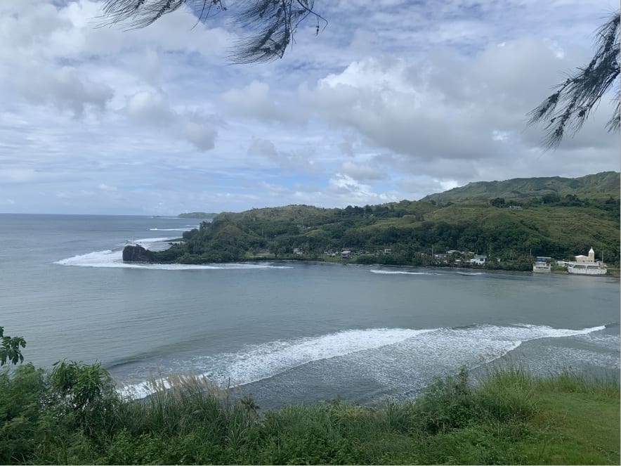 砦の近くから見た波の打ち寄せる湾と岬