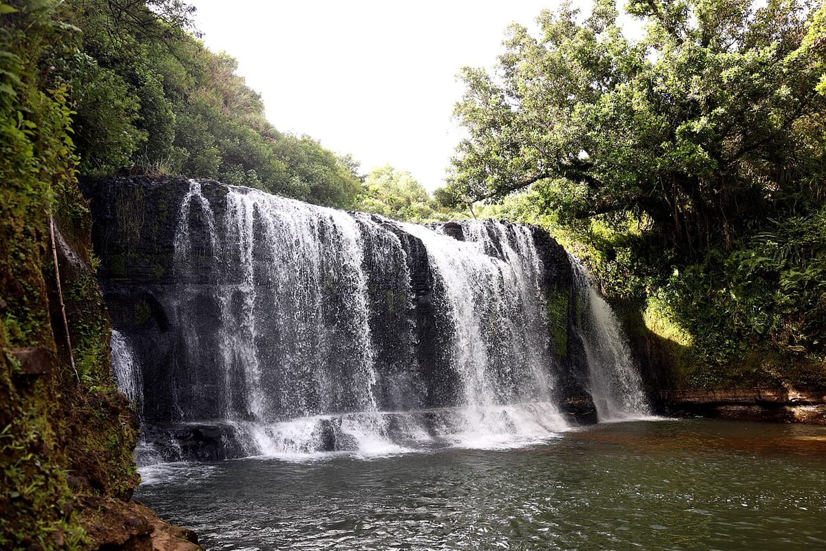 ウガム川にかかるタロフォフォの滝